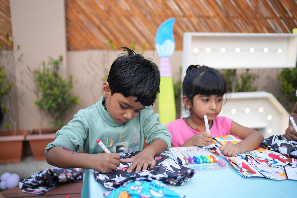 Load image into Gallery viewer, Emoji Kids Colour In Set